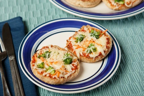 Muffin Ekmeğinden Sebzeli Pizza  
